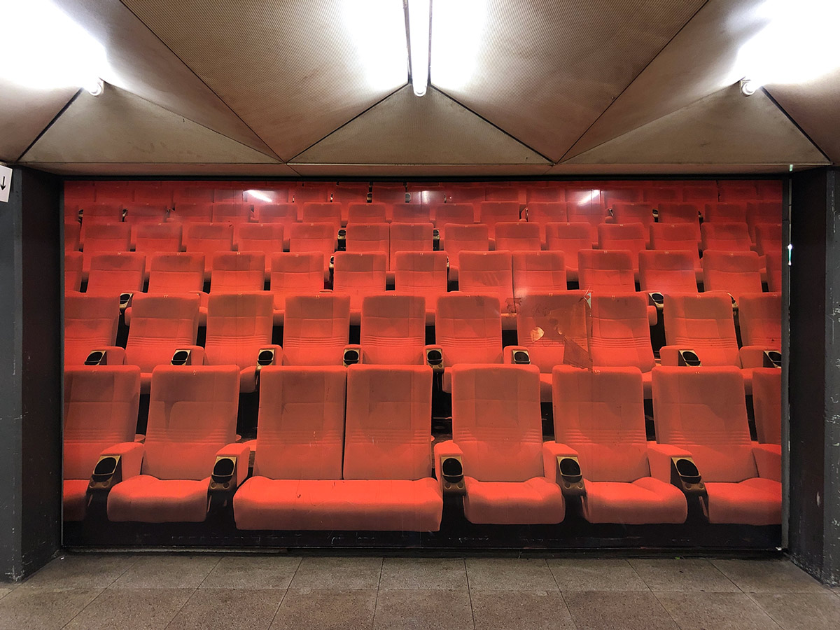 Kinosaal mit roten Sitzen als XXL-Foto in der U-Bahn-Station Eschenheimer Tor in Frankfurt