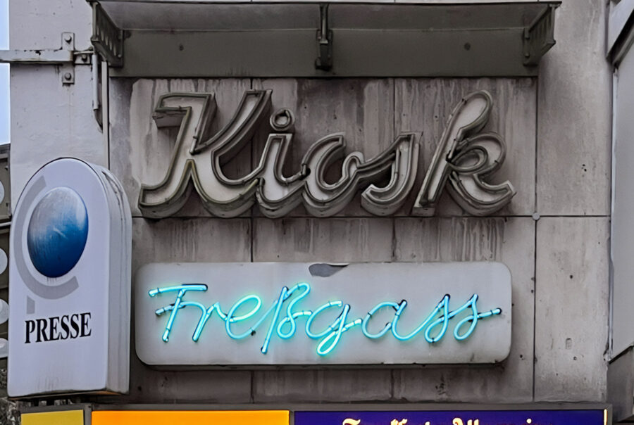Typografie in Frankfurt mit Leuchtröhren – Kiosk Freßgass