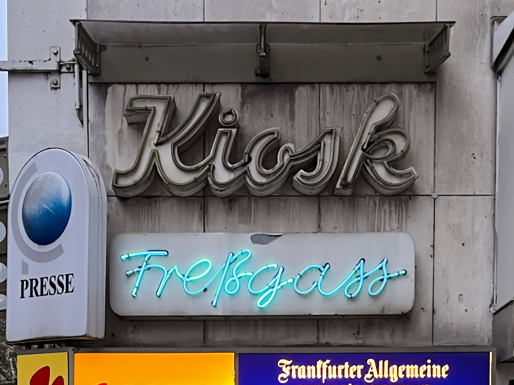 Typografie in Frankfurt mit Leuchtröhren – Kiosk Freßgass