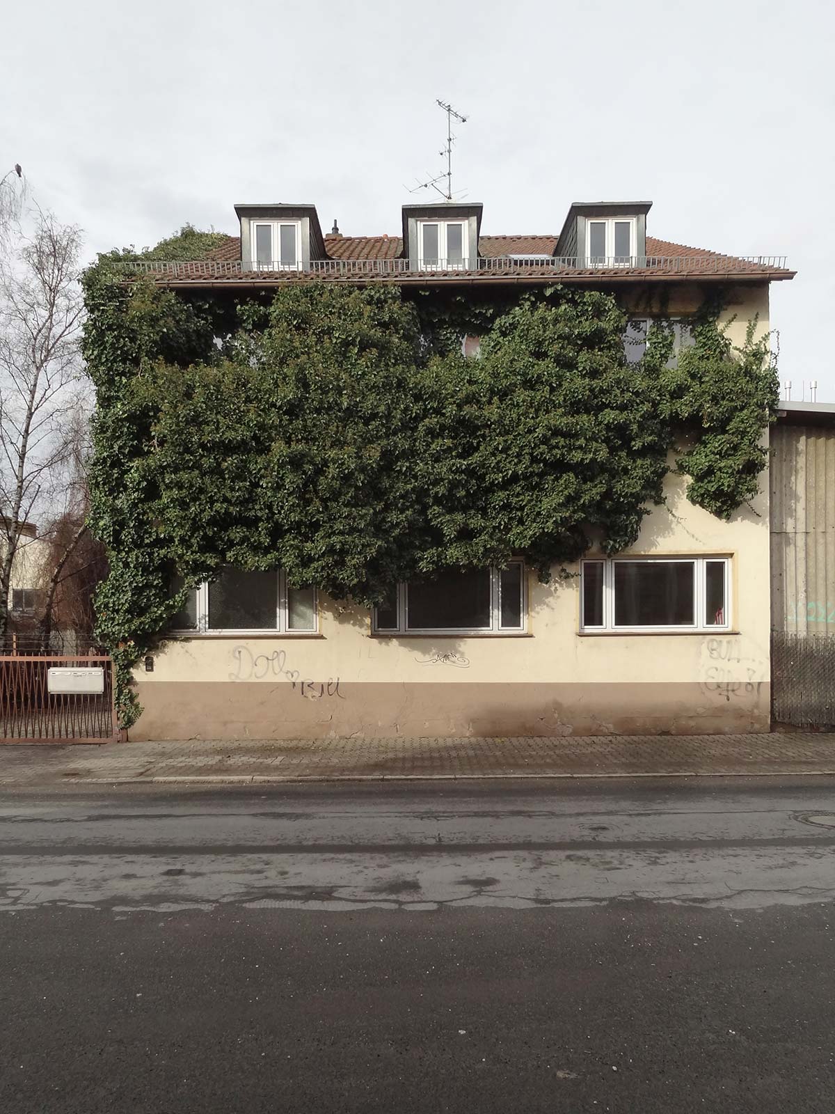 Stadtbilder Frankfurt: Kleines Haus im Industriegebiet Ost