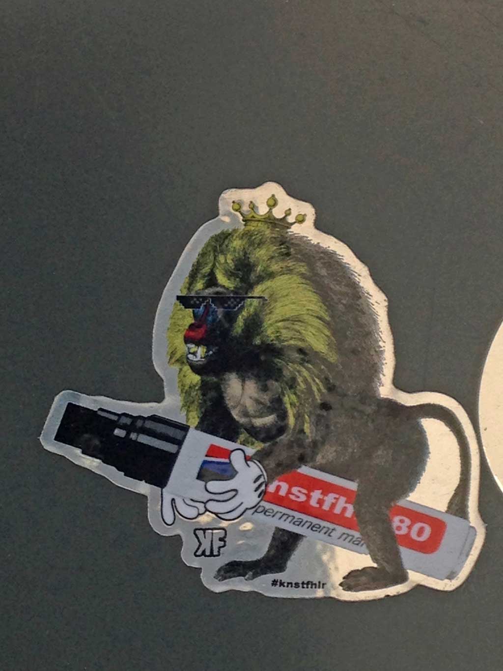 Affe mit Edding-Aufkleber von Knstfhlr