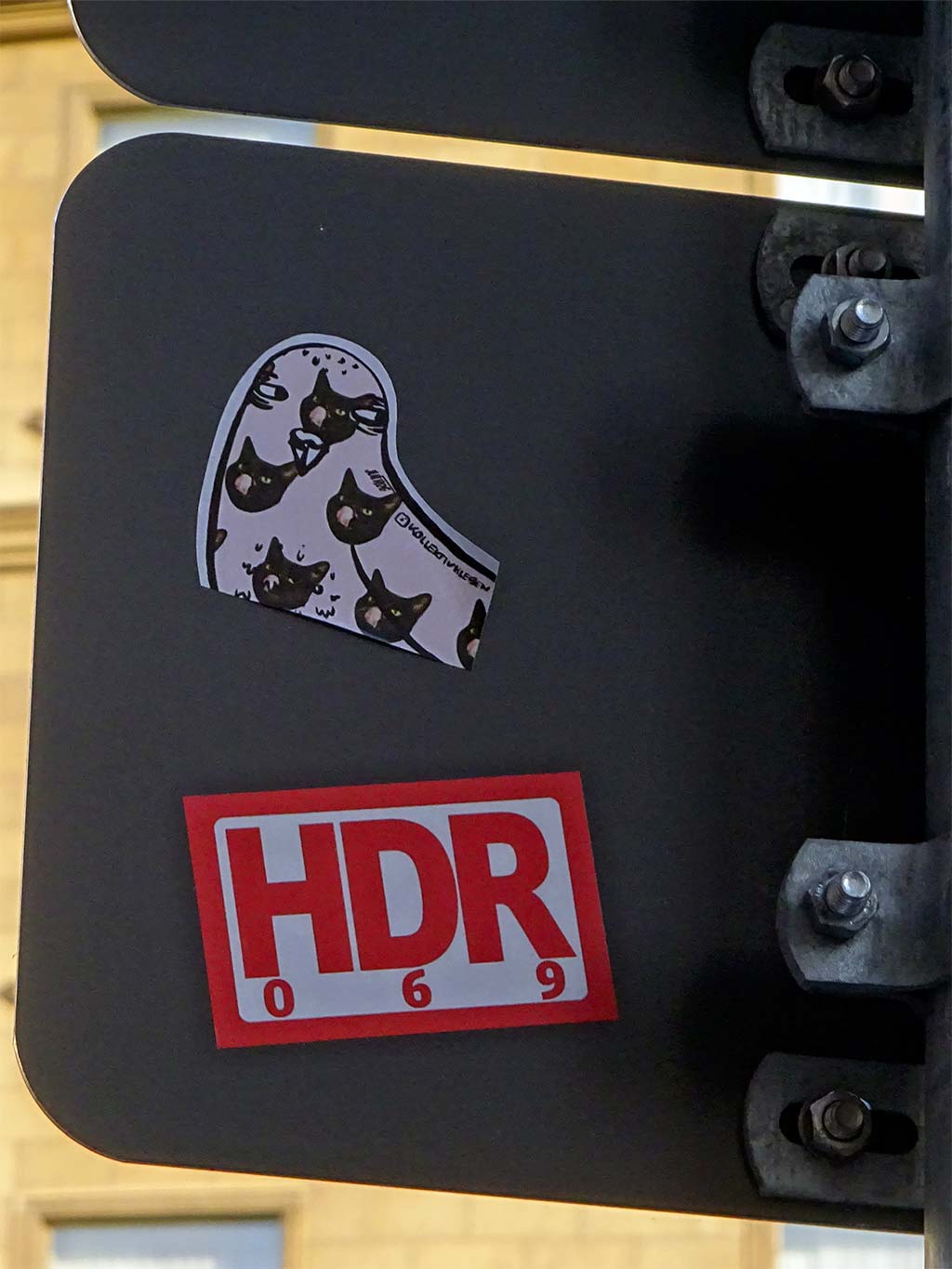 Kollektiv Kleben - Vogel-Aufkleber in Frankfurt