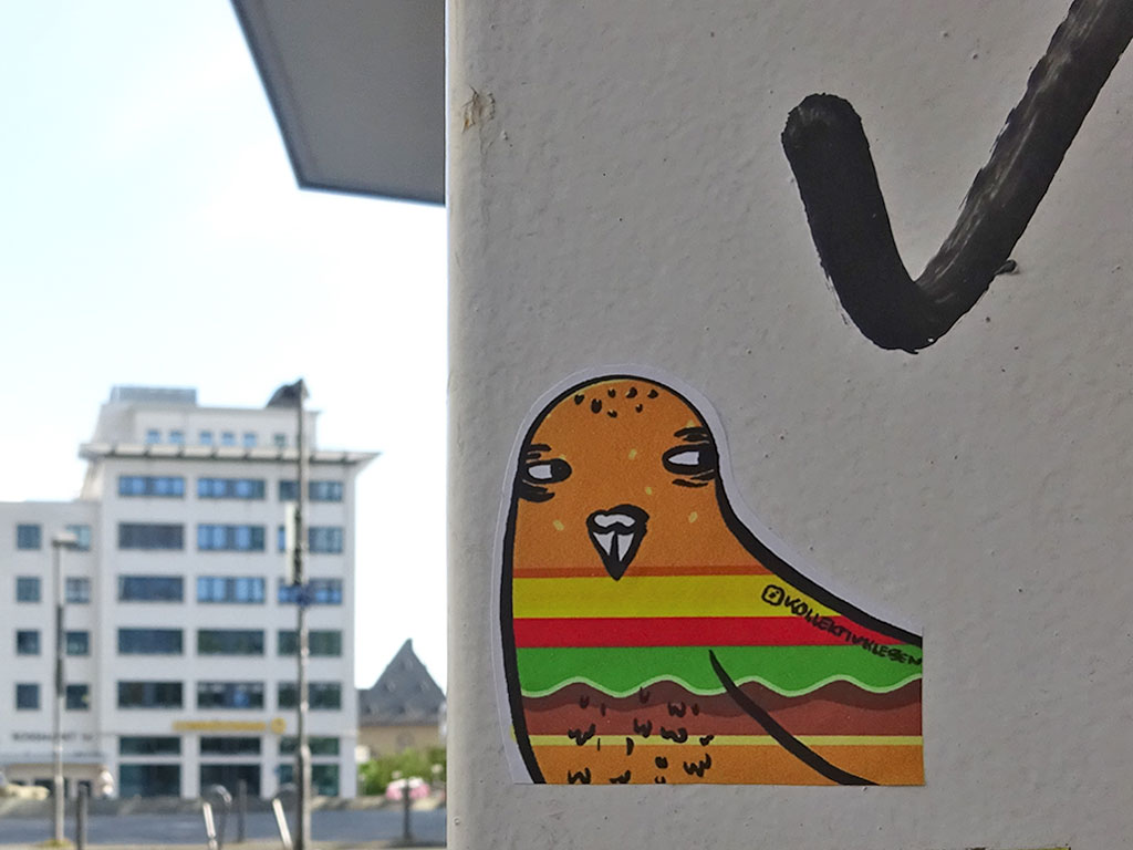 Kollektiv Kleben - Vogel-Aufkleber in Frankfurt