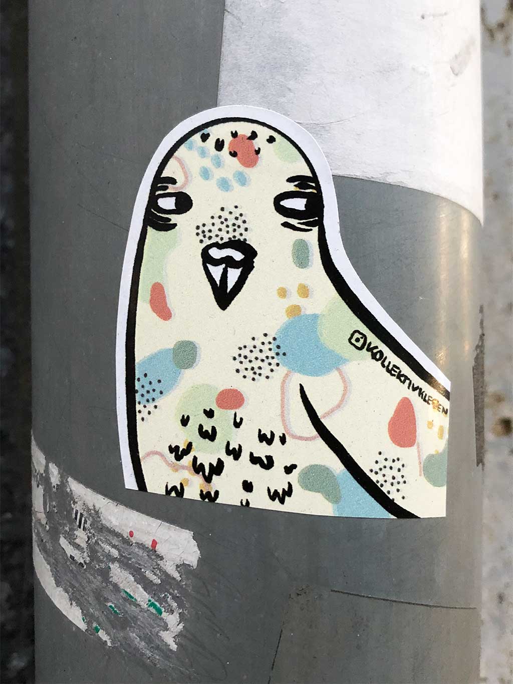Kollektiv Kleben - Vogel-Aufkleber in Frankfurt