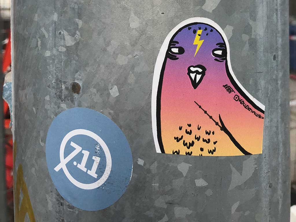 Kollektiv Kleben - Vogel-Aufkleber in Frankfurt