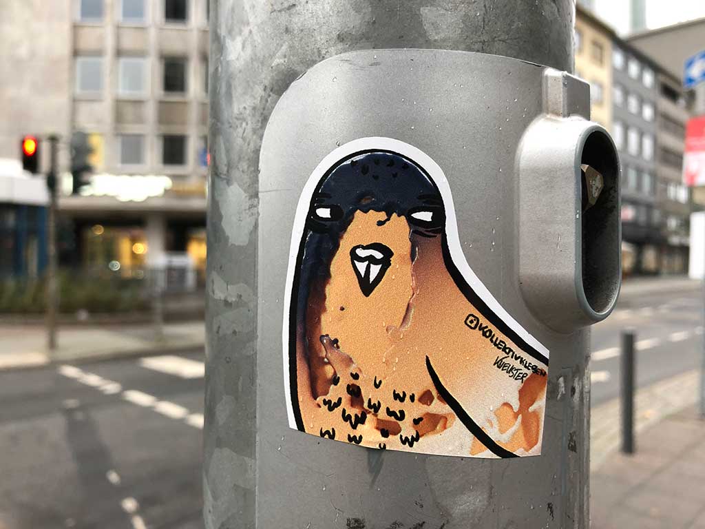 Kollektiv Kleben - Vogel-Aufkleber in Frankfurt