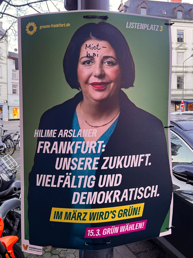 Kommentierte Plakate zu den Kommunalwahlen 2026 in Frankfurt