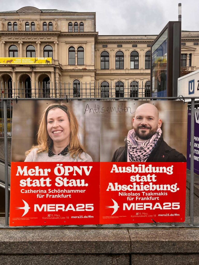 Kommentierte Plakate zu den Kommunalwahlen 2026 in Frankfurt