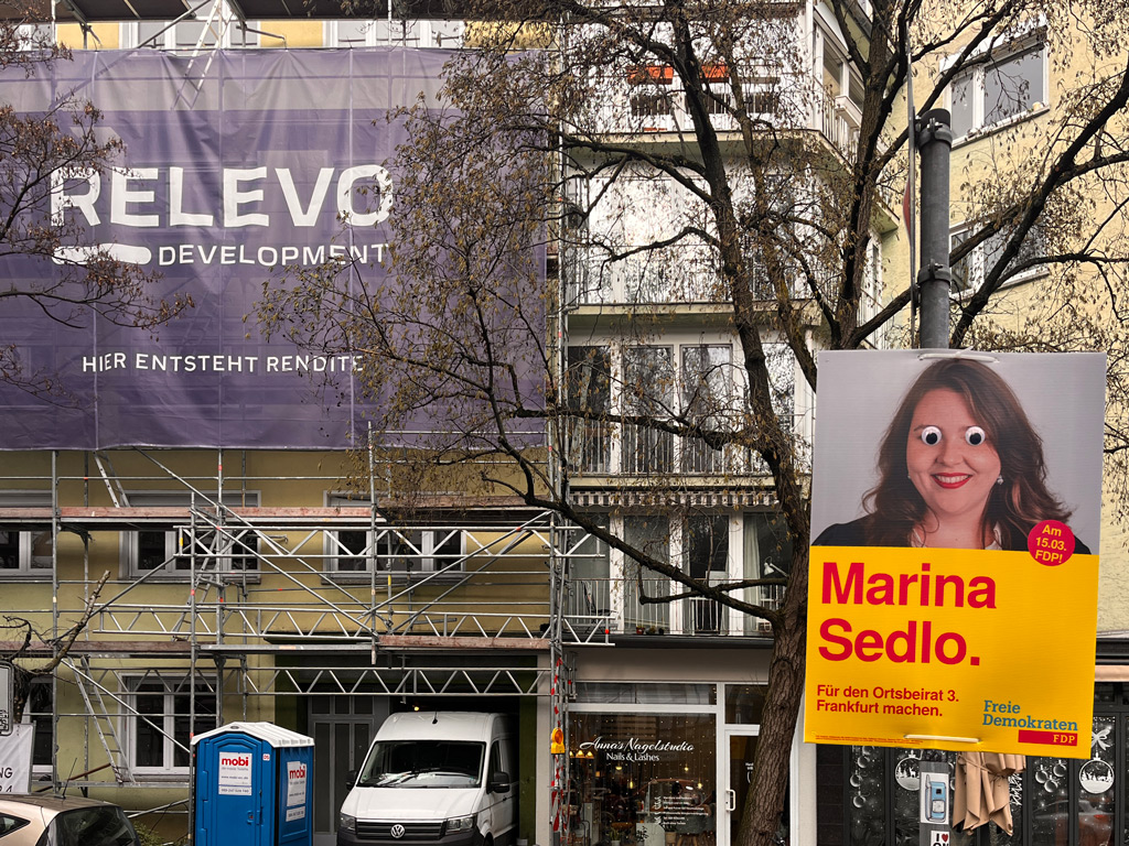 Kommunalwahlen 2026 in Frankfurt am Main – Plakat mit Wackelaugen