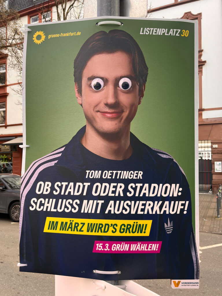 Kommunalwahlen 2026 in Frankfurt am Main – Plakat mit Wackelaugen