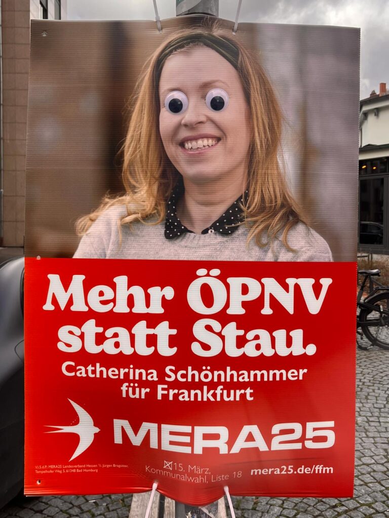 Kommunalwahlen 2026 in Frankfurt am Main – Plakat mit Wackelaugen
