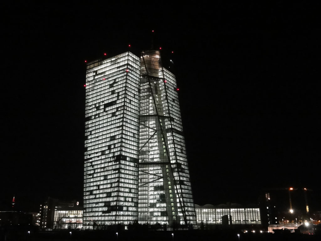 Komplett beleuchtete EZB bei Nacht in FRankfurt