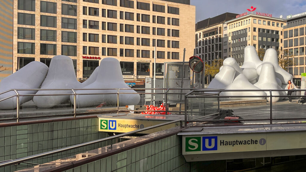 Kunstinstallation „Bycatch“ an der Hauptwache in Frankfurt