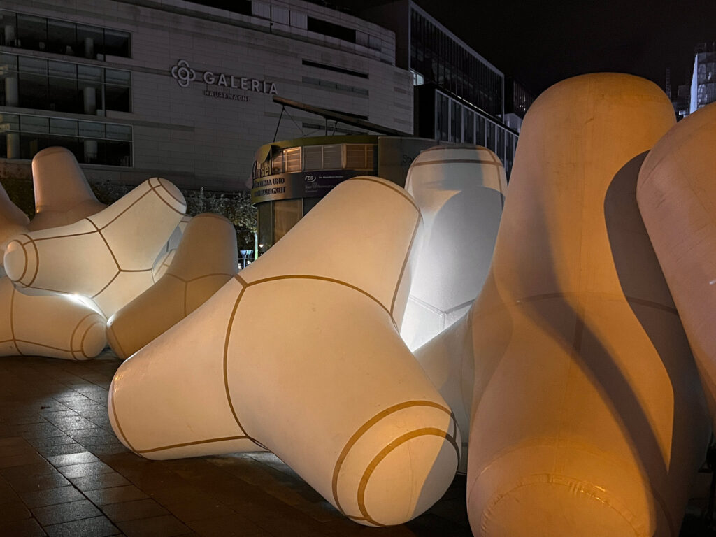 Kunstinstallation „Bycatch“ an der Hauptwache in Frankfurt