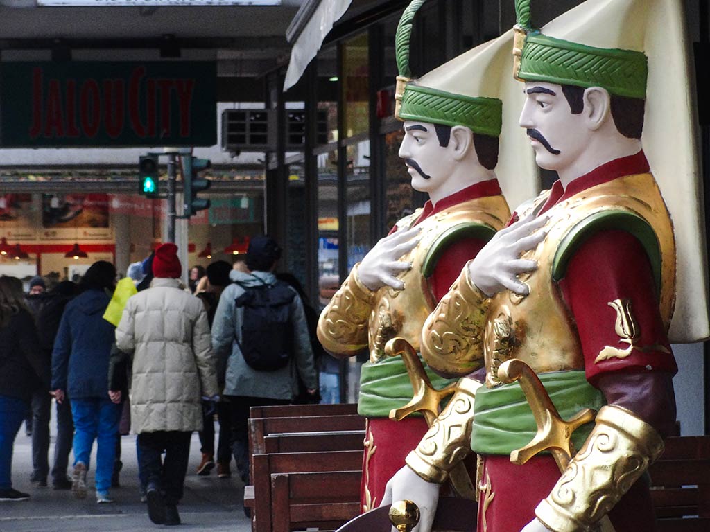 Lebensgroße Figuren vor Restaurant-Eingang in der Berliner Straße in Frankfurt