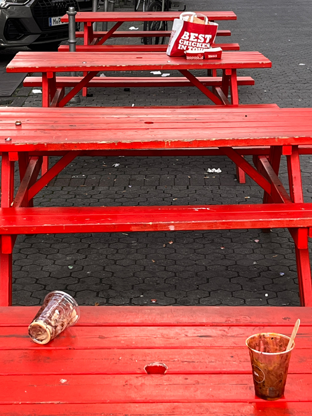 Leere Açaí-Becher-Müll in der unteren Berger Straße-Becher und anderer Gastronomie-Verpackungsmüll in der unteren Berger Straße