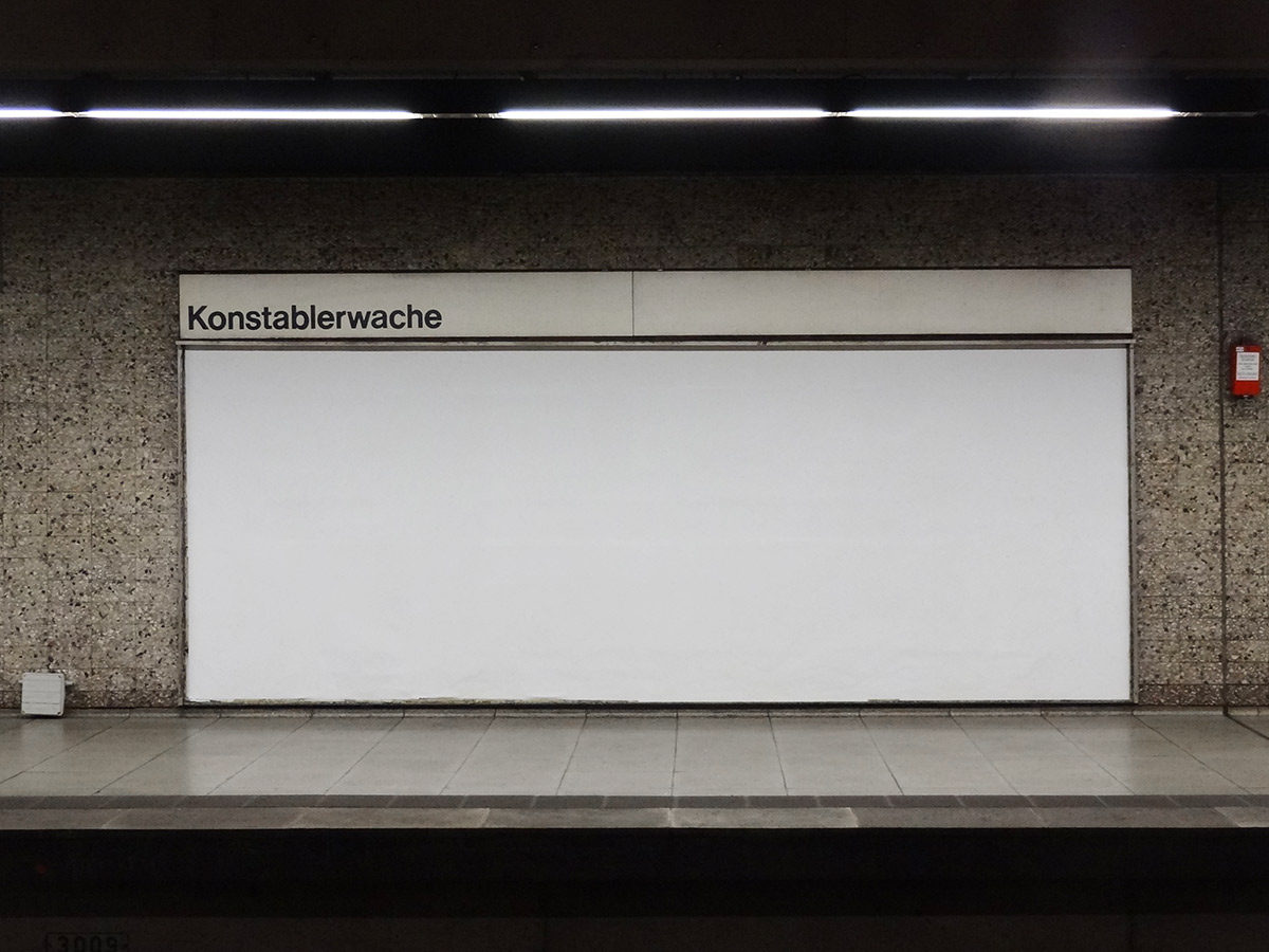Leere Plakatwand am Bahnsteig der Konstablerwache