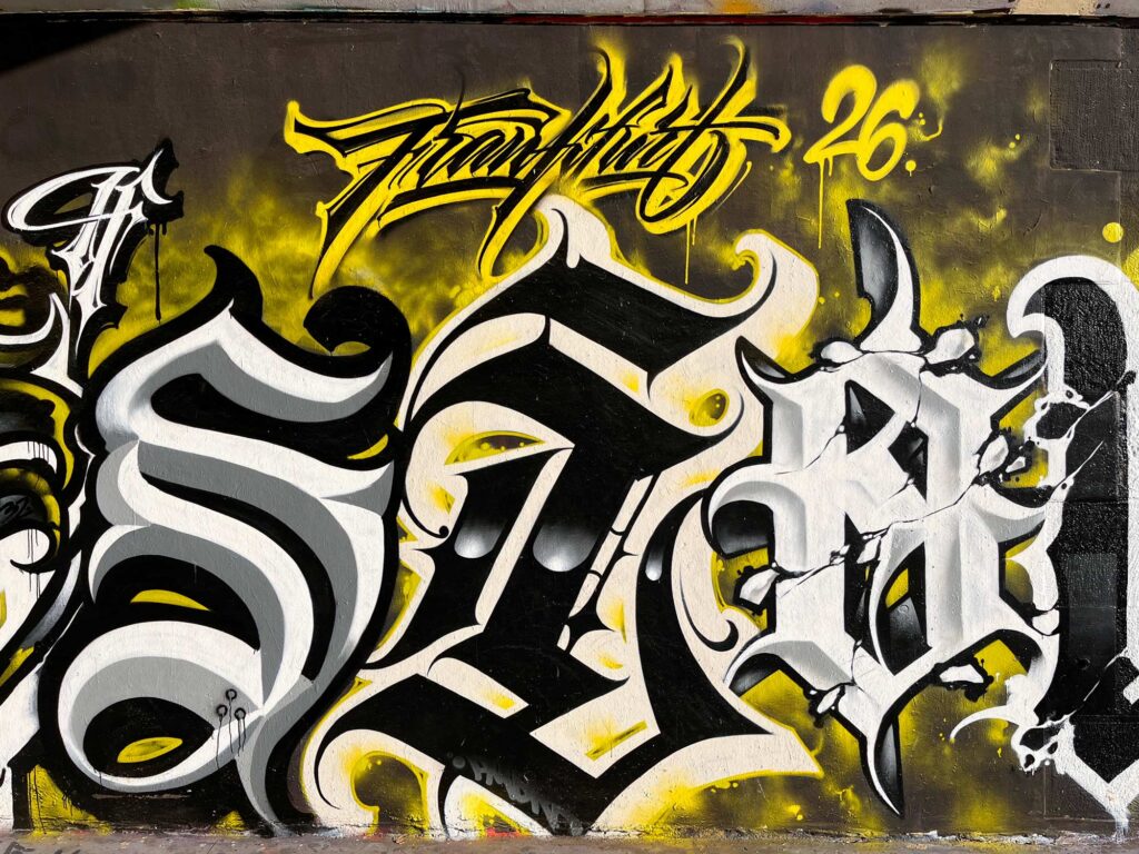Lettering Obsession an der Friedensbrücke in Frankfurt am Main