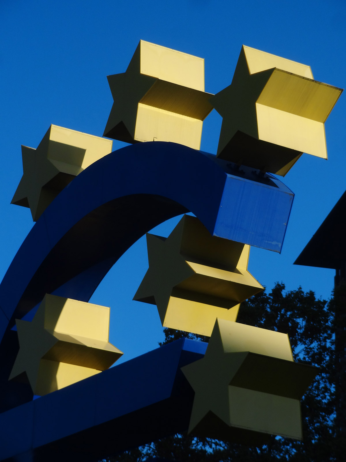 Licht und Schatten an der Euro-Skulptur in Frankfurt
