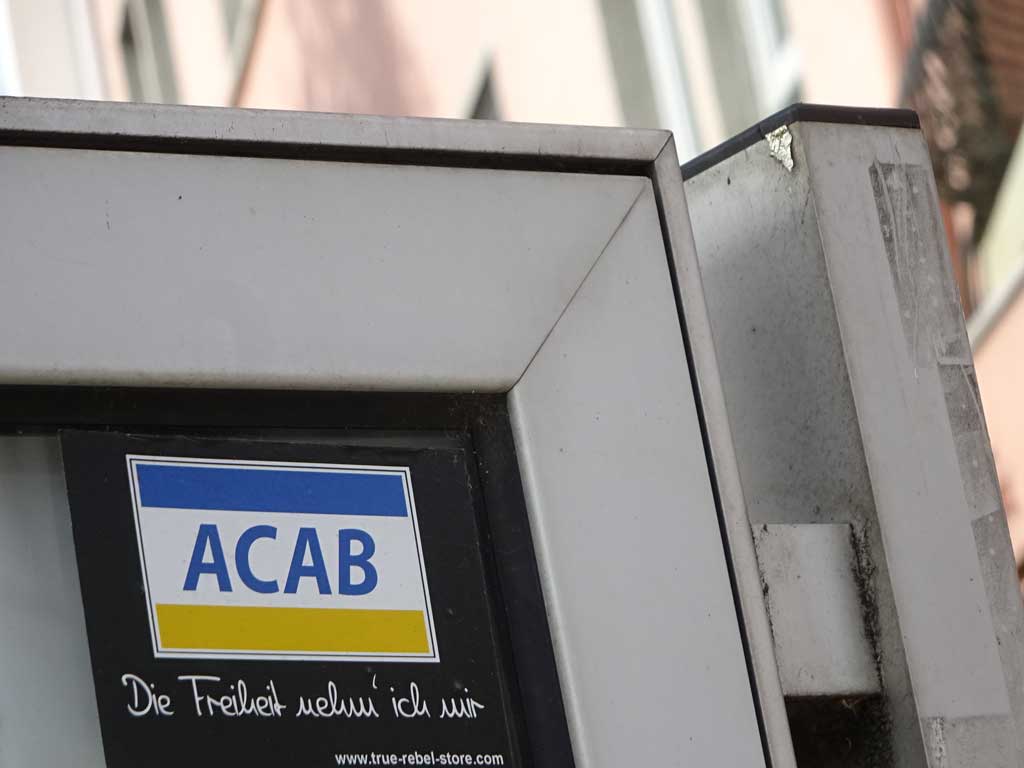 Sticker-Art mit Logo-Abwandlungen: VISA