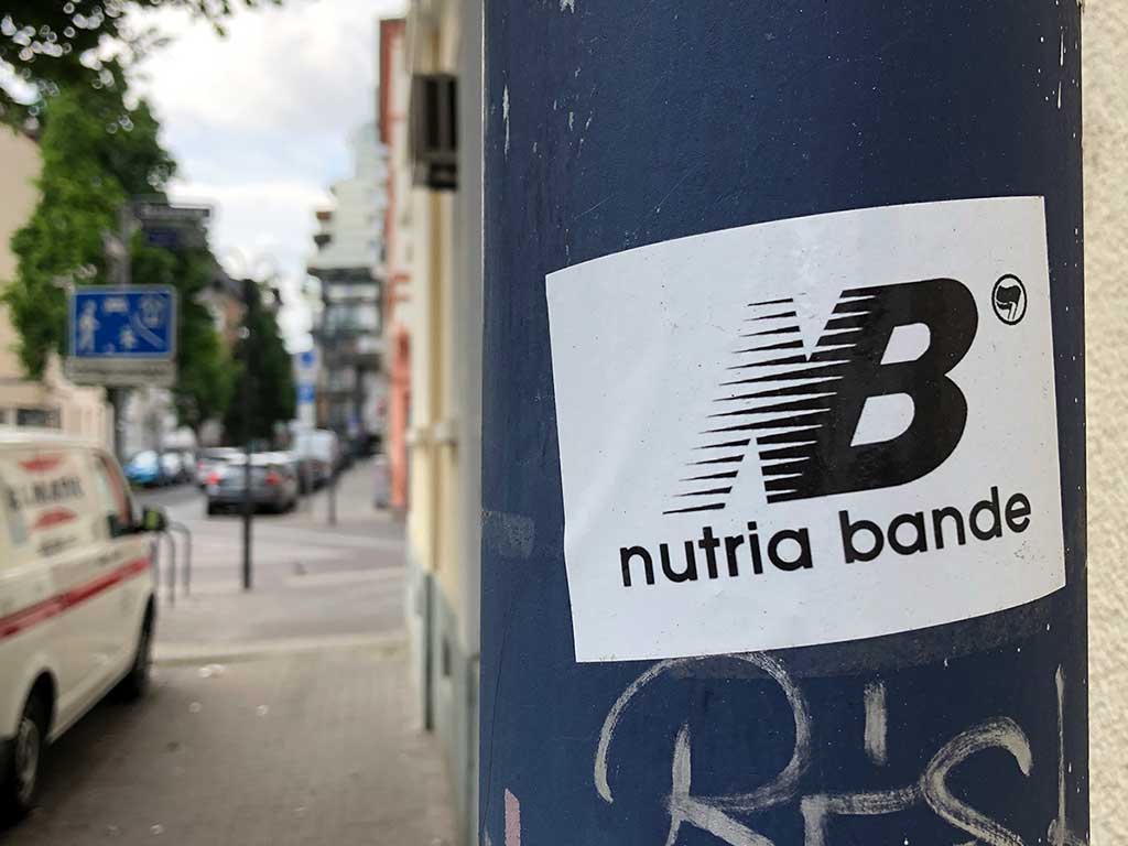 Logo -Rebranding-Aufkleber: Nutria Bande statt New Balance