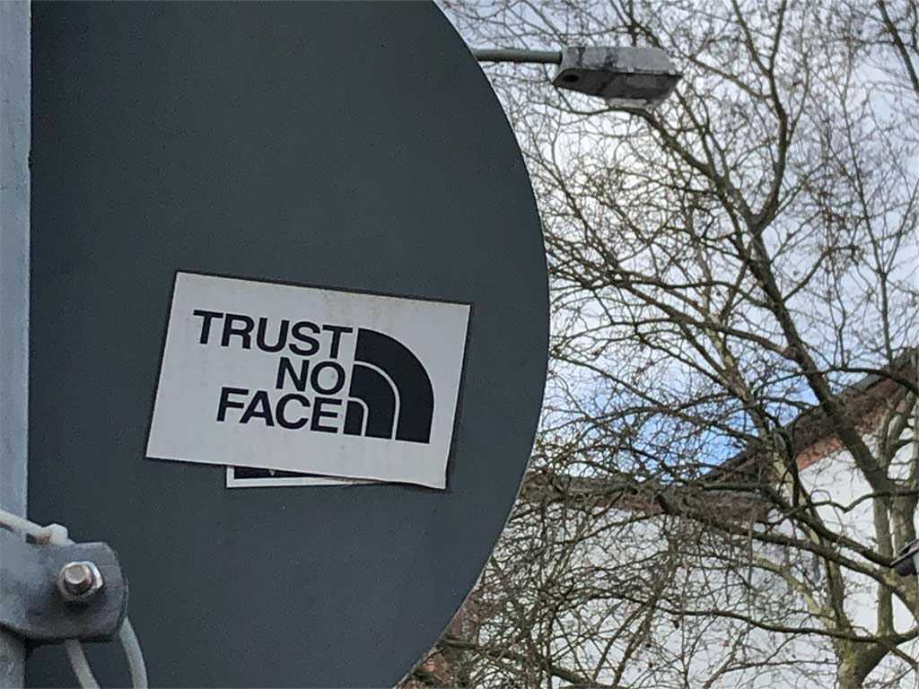 Logo -Rebranding-Aufkleber: Trust no face statt The North Face