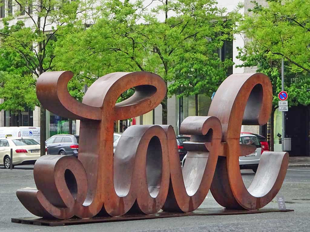 Love Hate Skulptur am Goetheplatz an der Hauptwache in Frankfurt