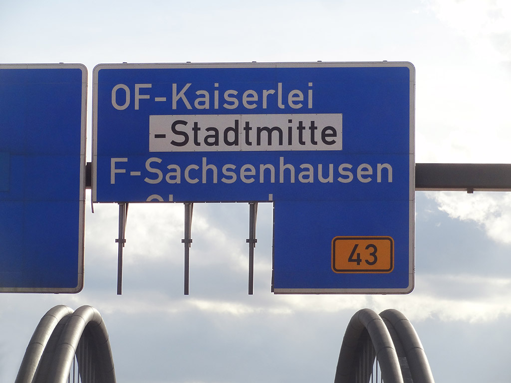 Lücke im Autobahnschild Richtung Kaiserlei