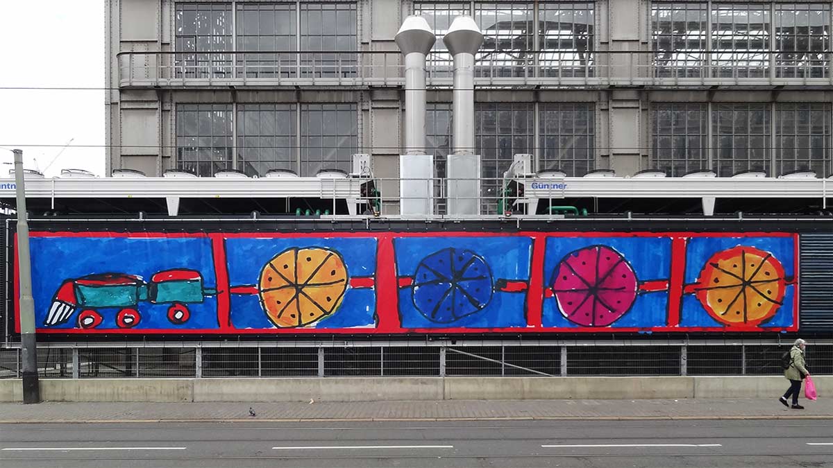 Mädchen malt Bild für Fassade am Frankfurter Hauptbahnhof