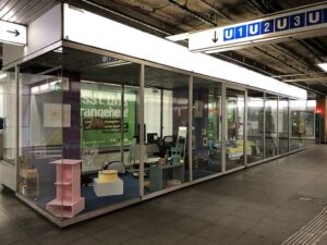Mahya Ketabchi bespielt Glasvitrine in U-Bahn-Station Hauptwache in Frankfurt