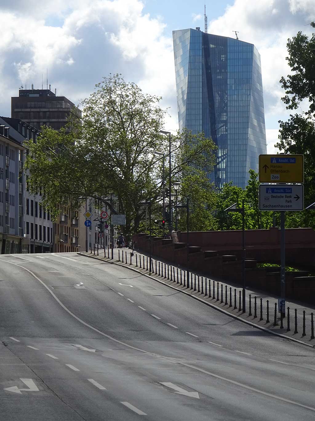 Stadtbilder Frankfurt - Mainkau-Auffahrt mit EZB-Hochhaus im Hintergrund