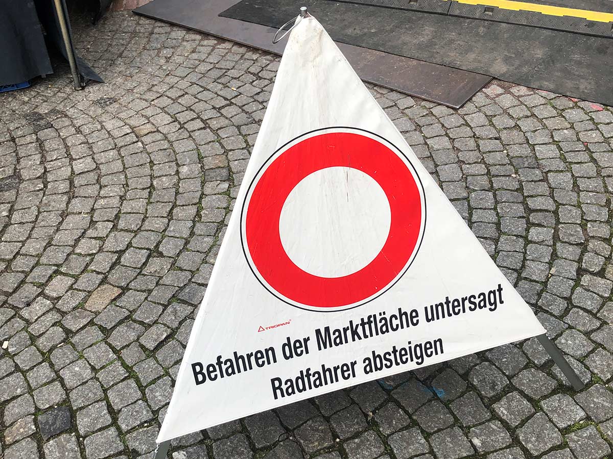 Markt in Bornheim Mitte mit Hinweis für Radfahrer: Befahren der Marktfläche untersagt