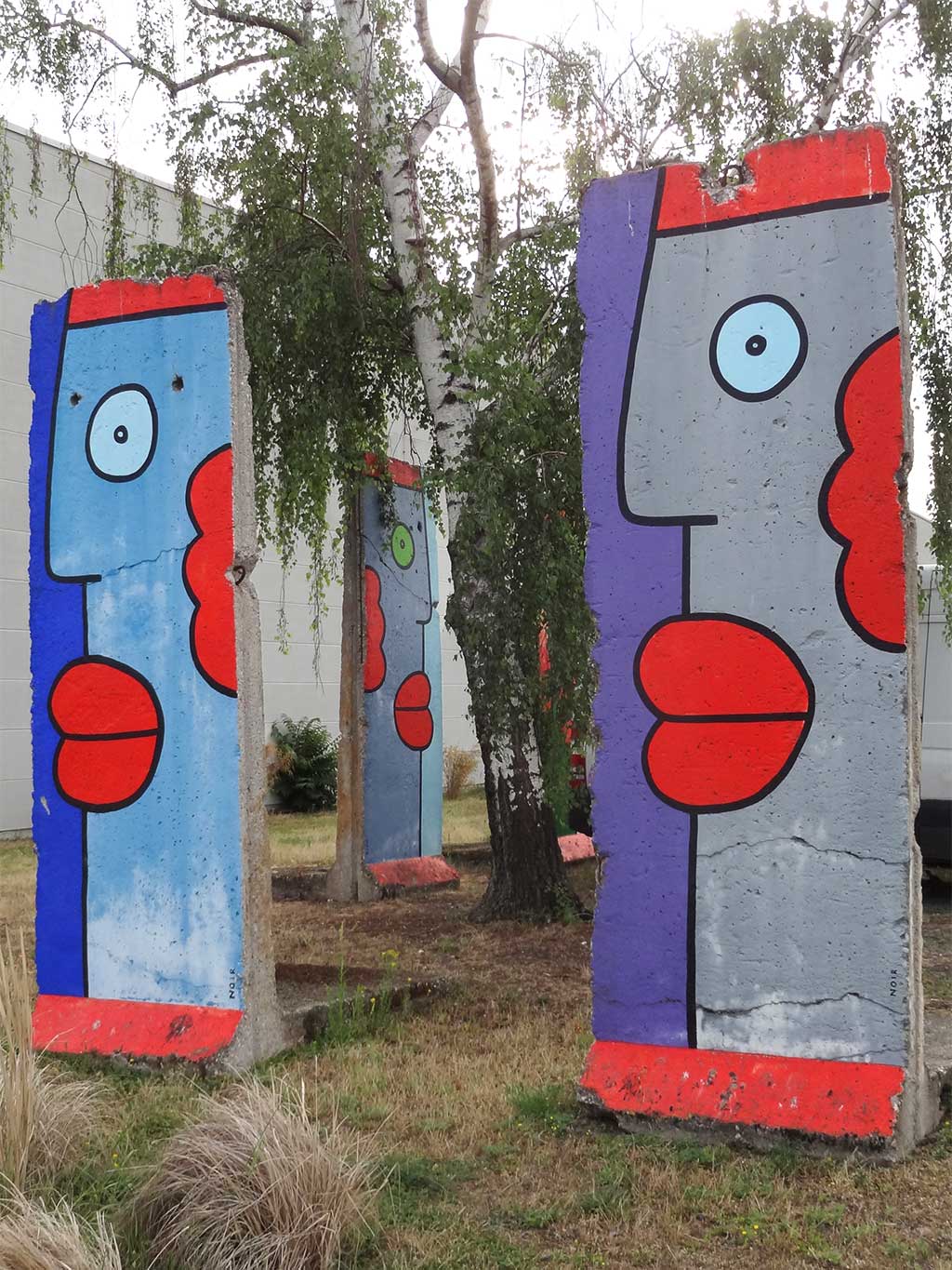 Mauerstücke von Thierry Noir in Frankfurt