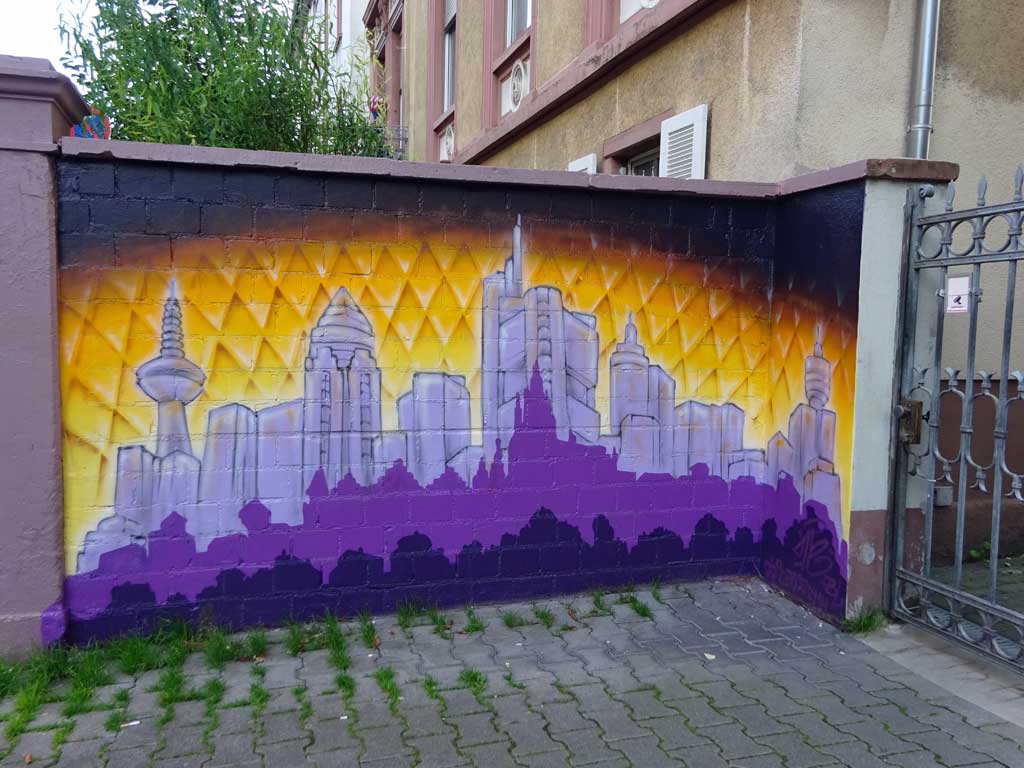 Graffiti-Wandbild von Me One zeigt Skyline und Geripptes