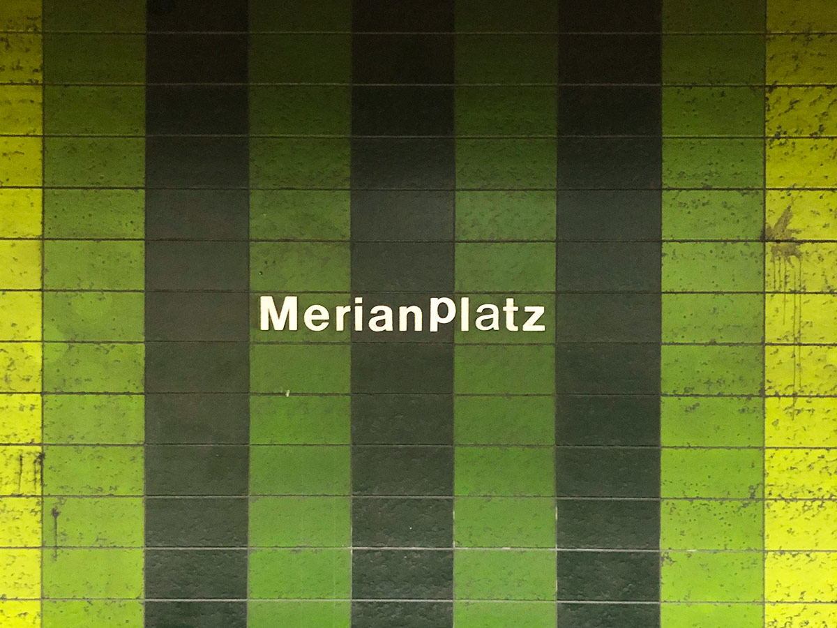 Merianplatz: Schriftzug mit falsch platziertem „π“ und zwei verschiedenen „a“