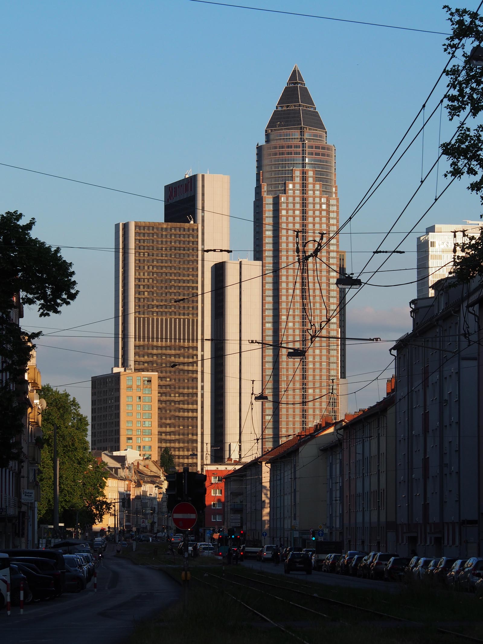 Der Messeturm und das Marriot bei Abendlicht in Frankfurt am Main