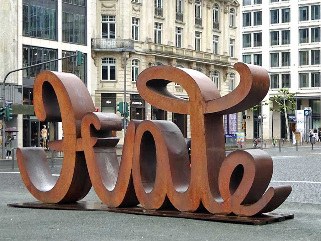 Mia Florentine Weiss - Love Hate Skulptur in Frankfurt