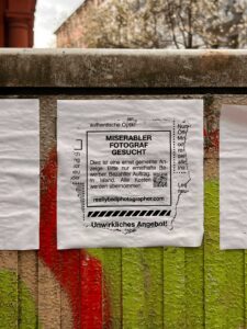 Miserabler Fotograf gesucht – Zettel im Stil einer herausgerissenen Anzeige aus einer Zeitung