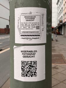 Miserabler Fotograf gesucht – Zettel im Stil einer herausgerissenen Anzeige aus einer Zeitung