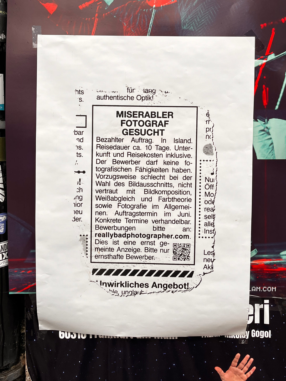 Miserabler Fotograf gesucht – Plakat ist im Stil einer herausgerissenen Anzeige aus einer Zeitung