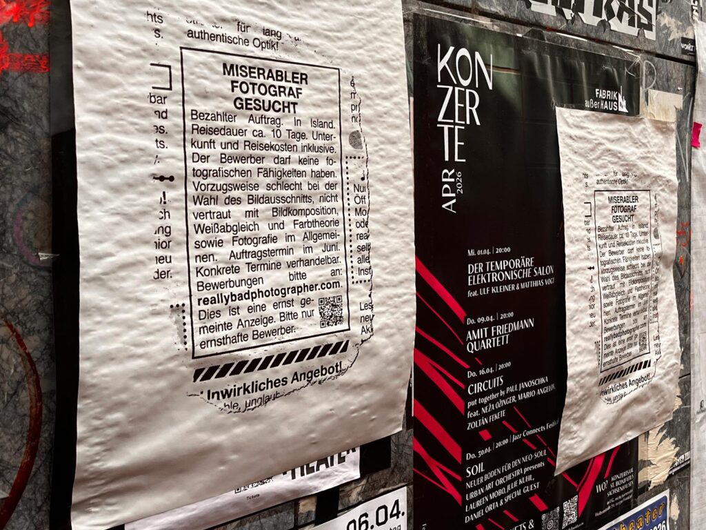 Miserabler Fotograf gesucht – Plakate ist im Stil einer herausgerissenen Anzeige aus einer Zeitung