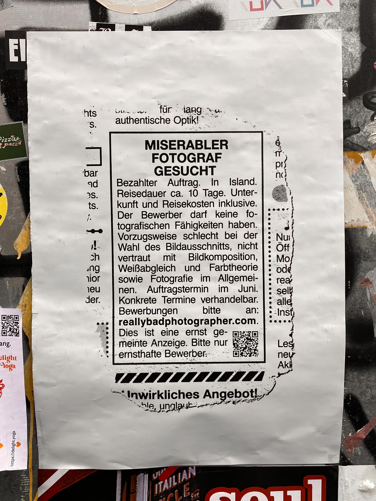 Miserabler Fotograf gesucht – Plakat ist im Stil einer herausgerissenen Anzeige aus einer Zeitung