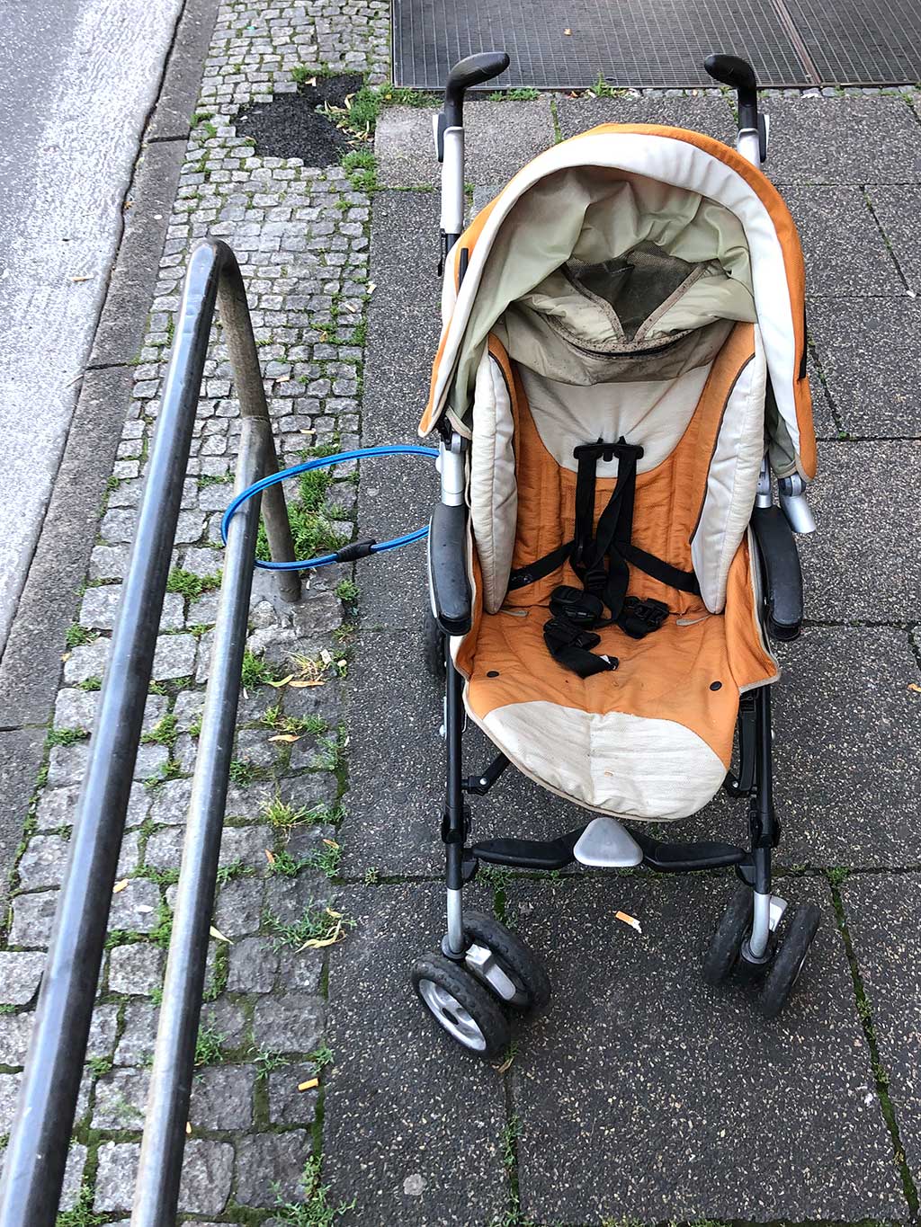 Stadtbilder Frankfurt - Mit Fahrradschloß gesicherter Kinderwagen