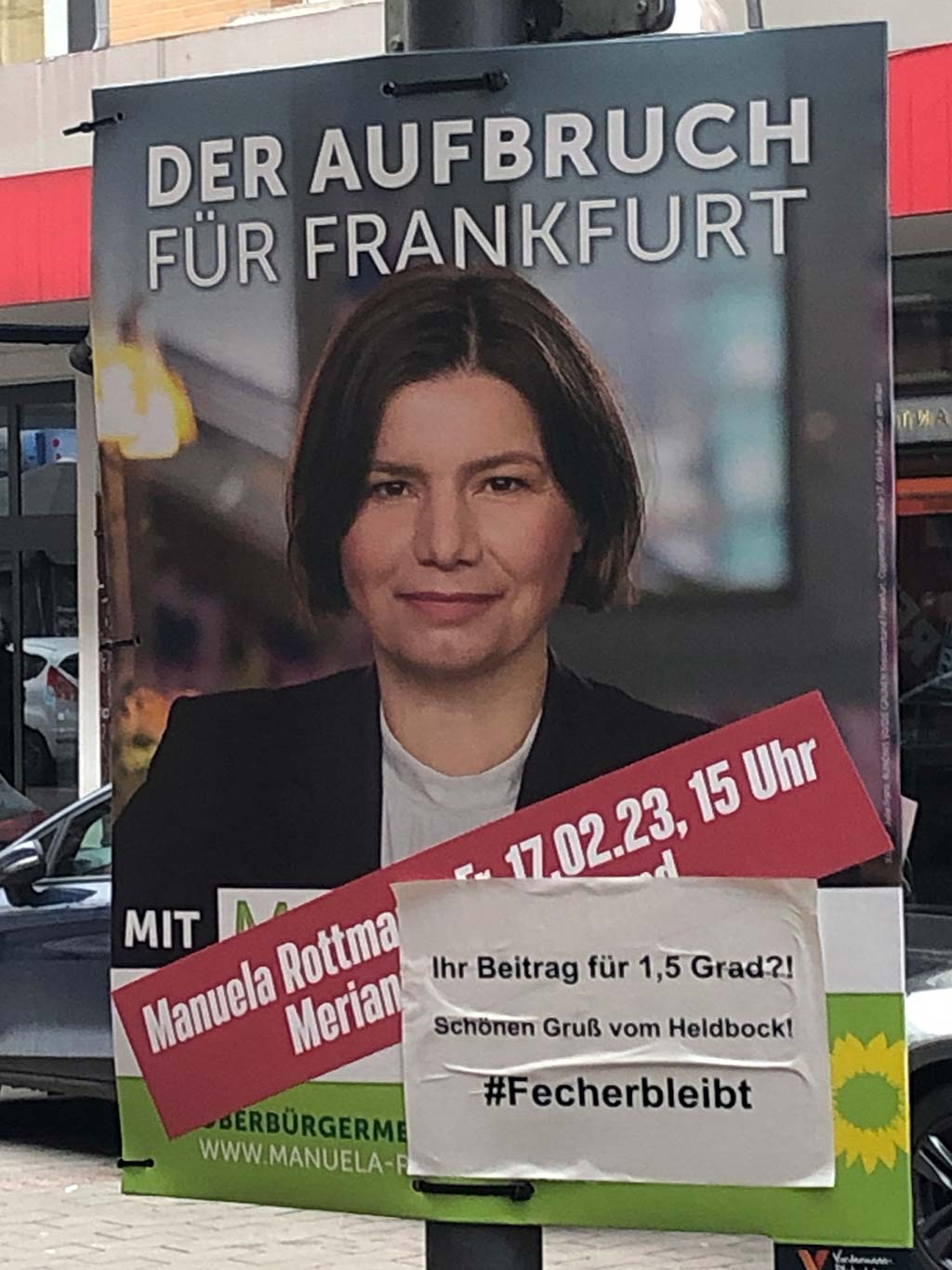 Mit „Fecher bleibt"-Zettel überklebte Frankfurter OB-Wahlplakate