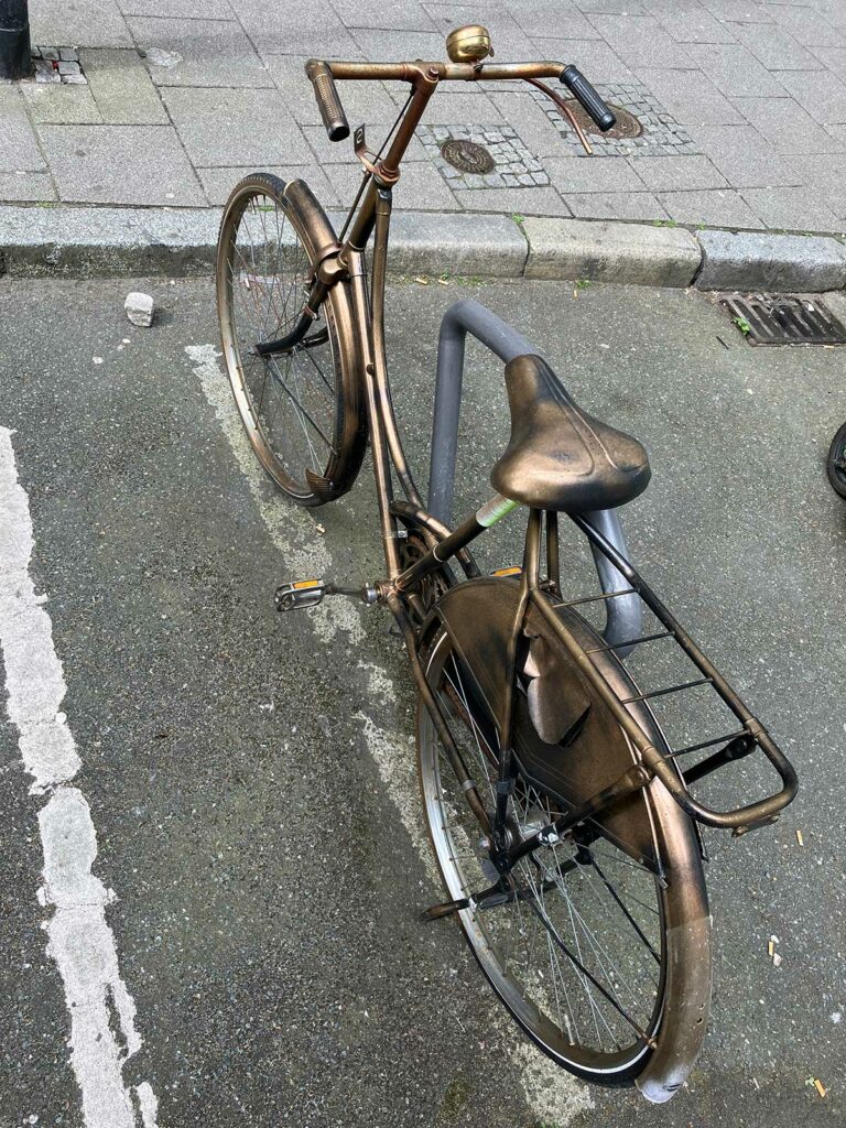 Mit Gold besprühtes Fahrrad in Frankfurt