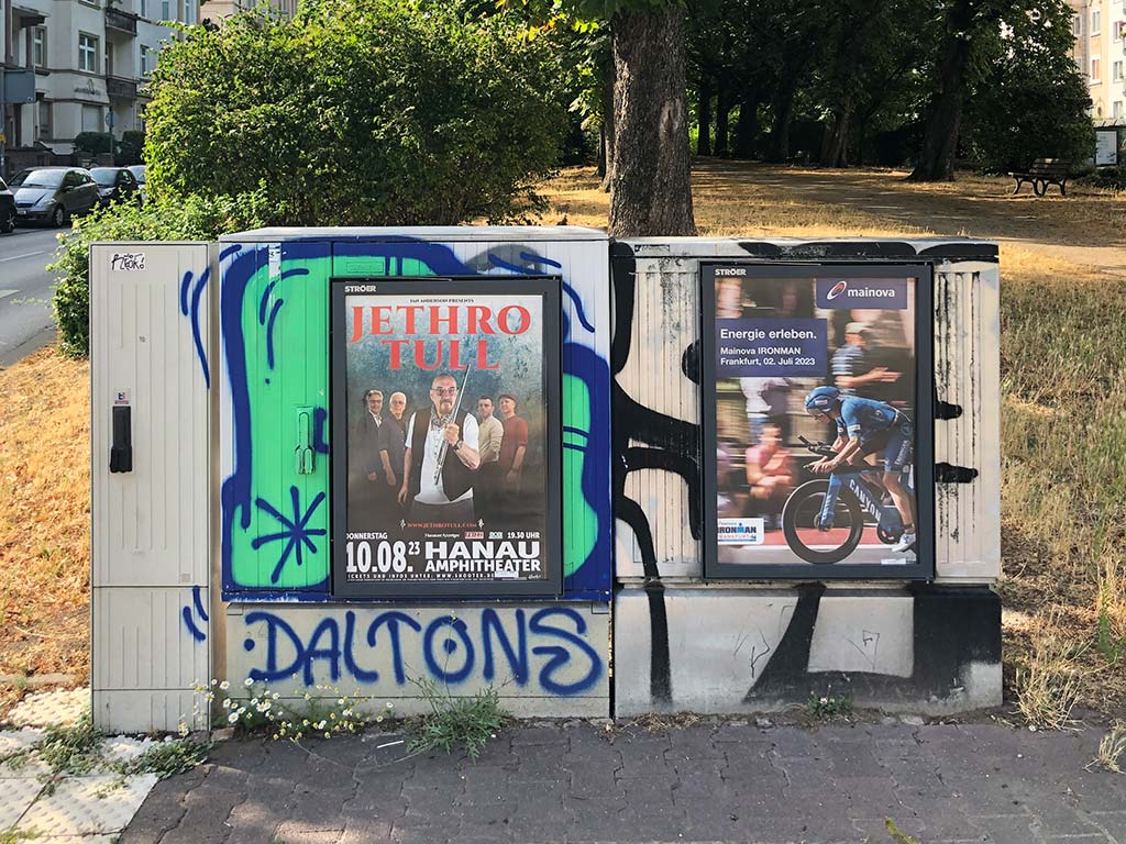 Mit Werbeplakaten bestueckter Schaltkasten im Frankfurter Ostend