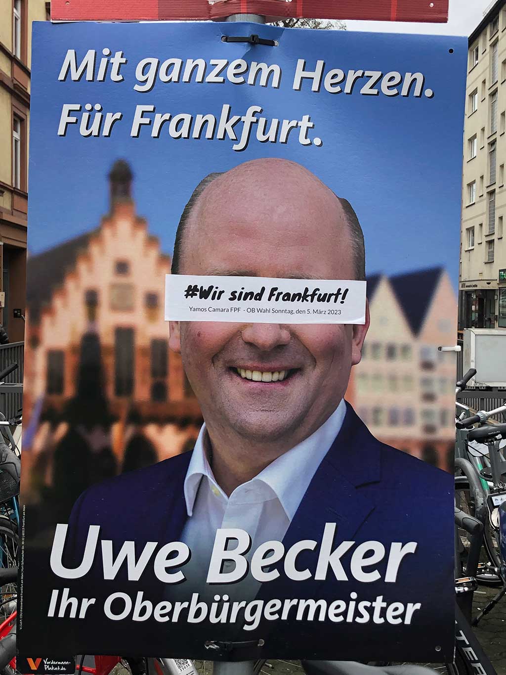 Mit „Wir sind Frankfurt“ überklebte Wahlplakate in Frankfurt