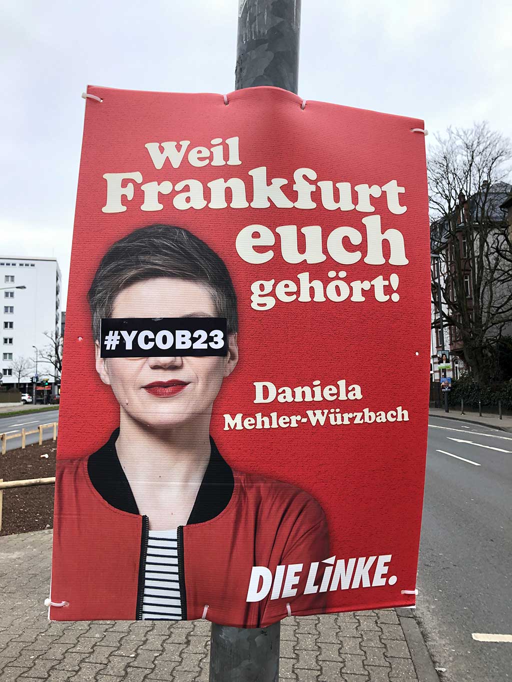 Mit #YCOB23 überklebte Wahlplakate in Frankfurt
