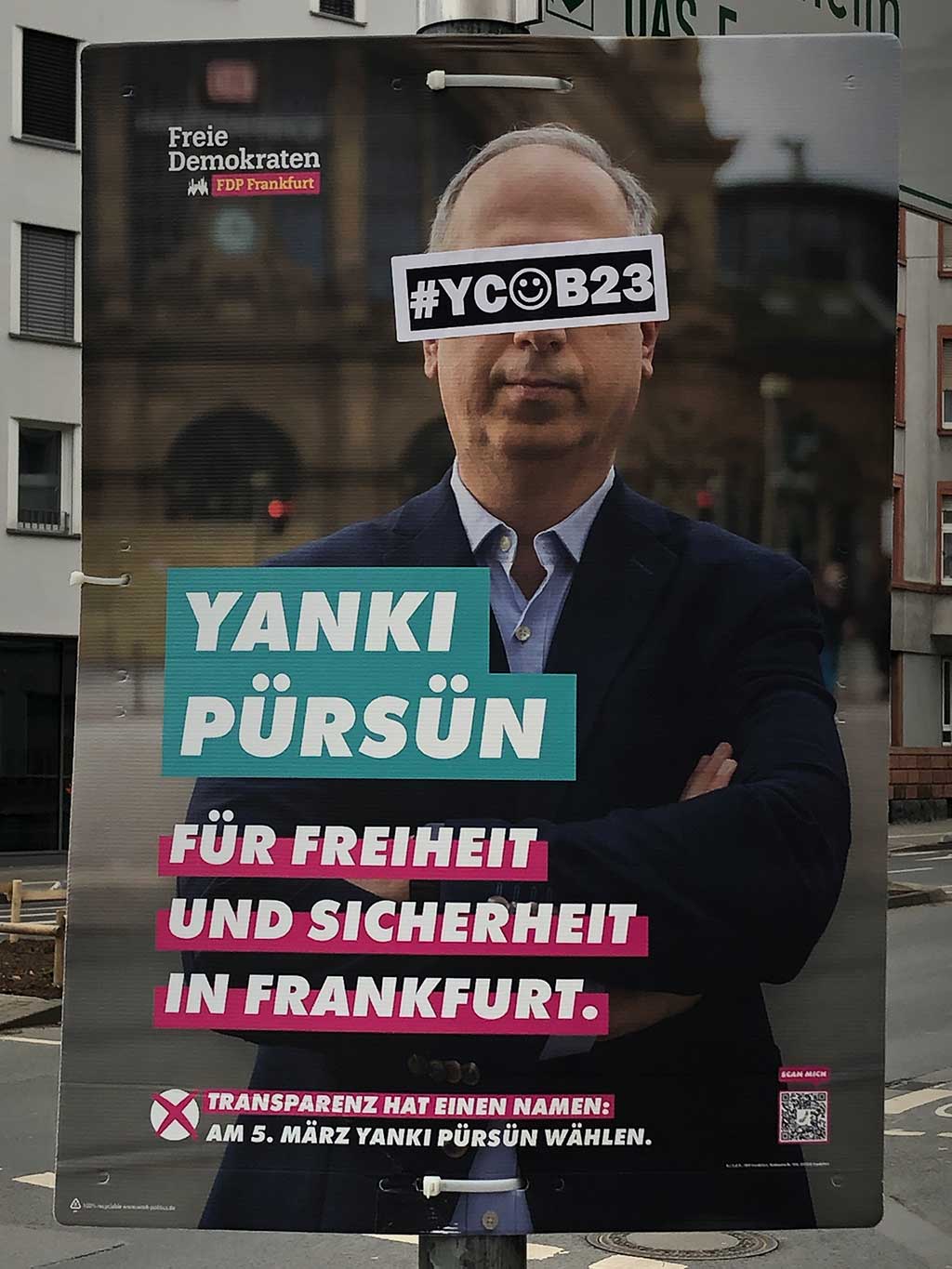 Mit #YCOB23 überklebte Wahlplakate in Frankfurt