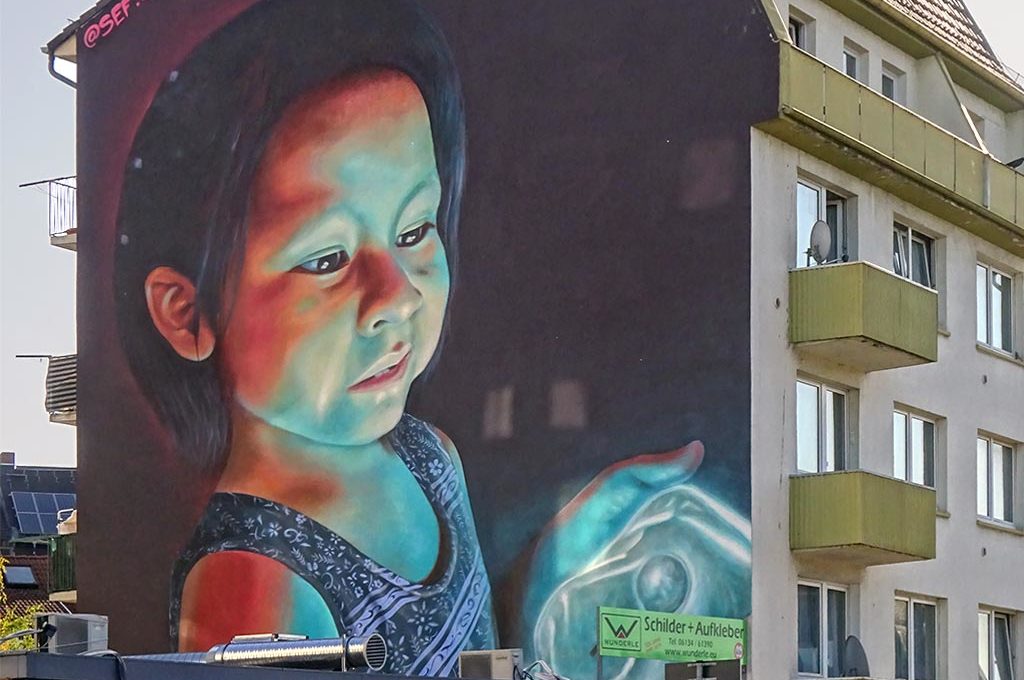 Streetart Wiesbaden - Mural mit Kind von SEF